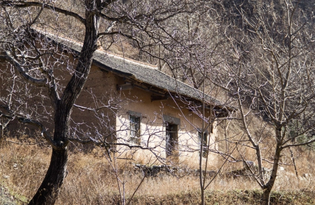 秦岭老房子|人走房空,30年前的旧书里写满了故事,令人心酸