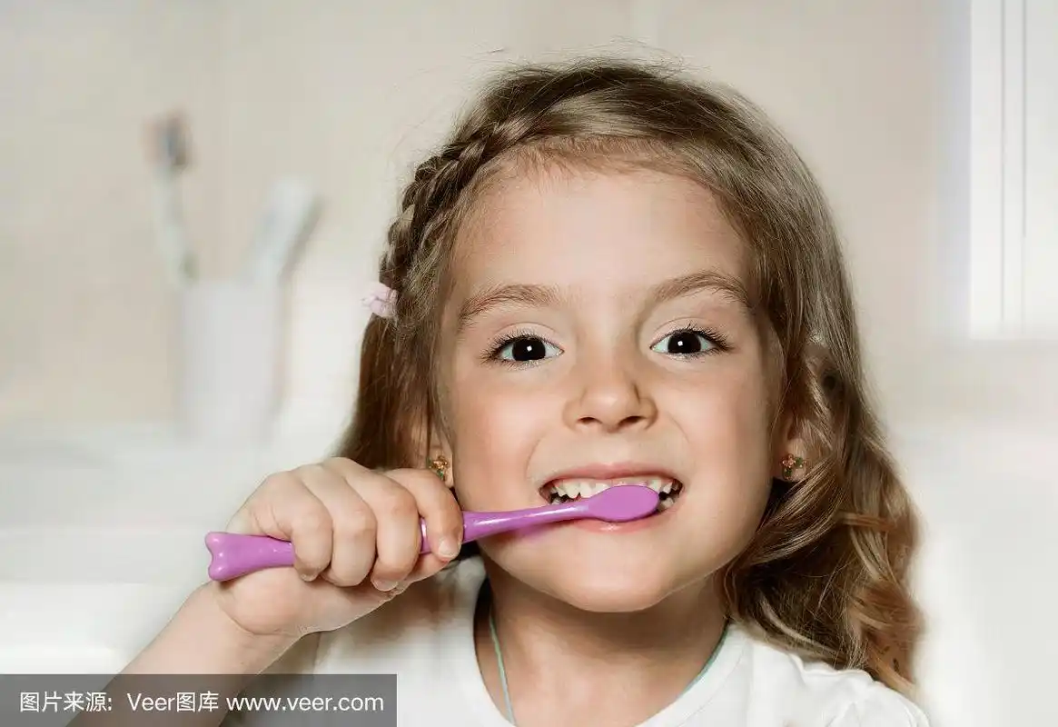 小女孩在浴室用牙刷刷牙.