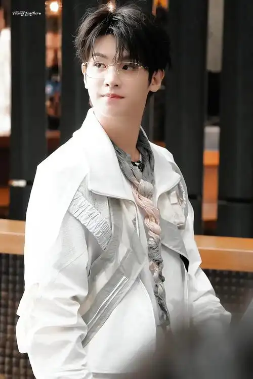 黄明昊密逃5上班饭拍96 金丝眼镜造型好帅!_高清图集_新浪网