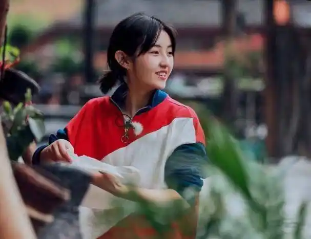 18岁张子枫穿搭又上热搜?1米6身高总能穿出2米气场,太厉害了!