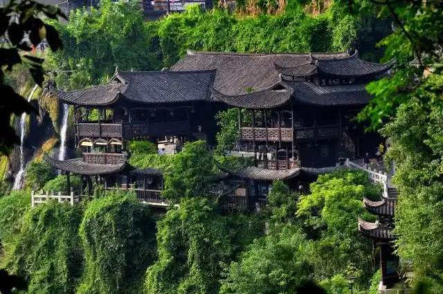 土家族房屋一般是正屋平房三间,正屋旁建厢房.