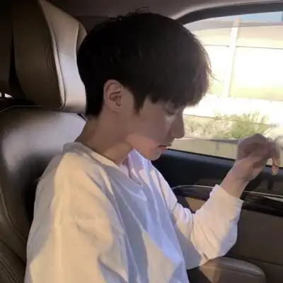 冷酷帅气侧脸男生头像