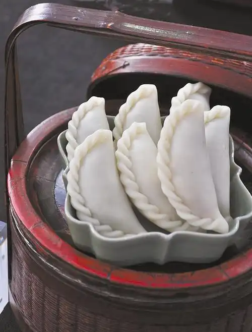 主料:熟年糕团配料:三北豆酥糖,白糖芝麻,熟咸菜冬笋等馅料主要做法