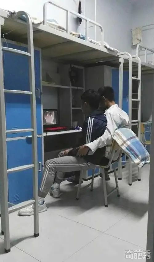 据说这是男生宿舍看片的时候,经常这样坐的