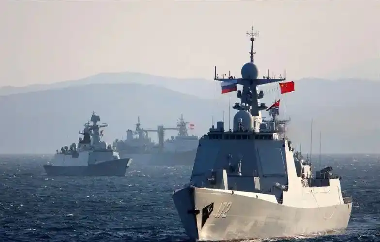 图为中俄海上联合军演