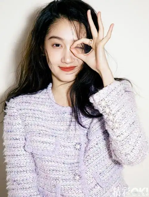 封面##关晓彤原生感裸妆#作为演员,@关晓彤总是同时拥有着不同身份,每