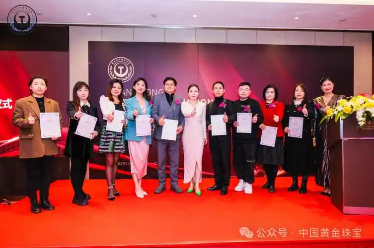 万莉向协会珠宝委副主任黄安妮,魏海,彭国杰,刘晓宇,容国雄,张黛虹和