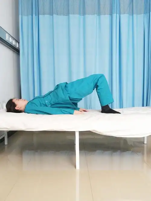 桥式运动:每天早晚各做一次,每次15个×3组,在臀部抬离床面的时候保持
