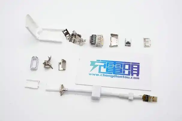 苹果usb-c转usb转换器为极简的苹果风格,没有多余的装饰与设计.