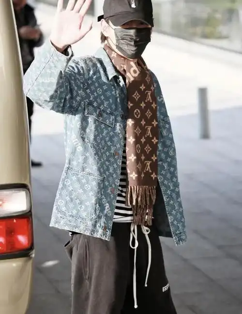 lv代言人吴亦凡,身穿lv经典老花牛仔衣,就这衣服普通人穿不了!