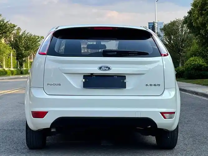 【车辆名称】:福特 福克斯 2013款 两厢经典 1.