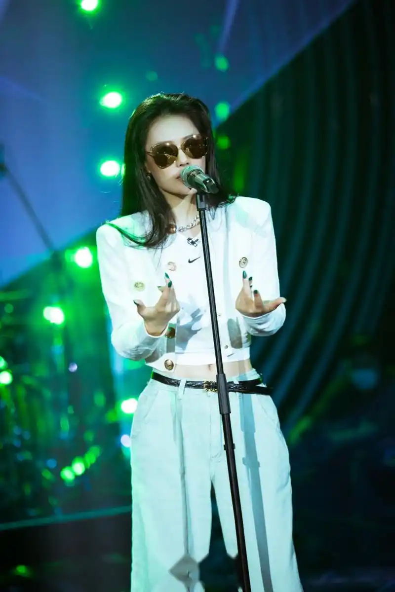 袁娅维# 袁娅维歌手突围成功拿下第一 金曲《盛夏光年》气场全开