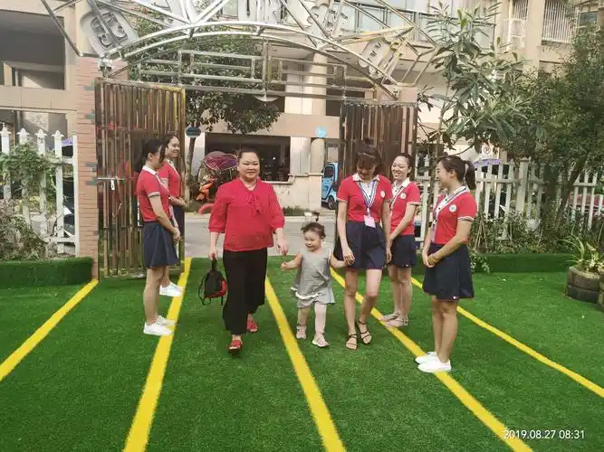 漂亮的老师带着我们可爱的小朋友们入园咯