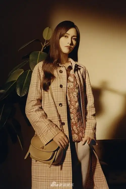 唐嫣代言品牌拍大片 复古运动风很另类变身设计师