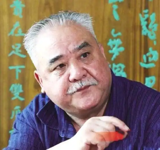 据悉,李嘉存曾拜著名相声演员高英培为师学习相声,之后在北京创办了一