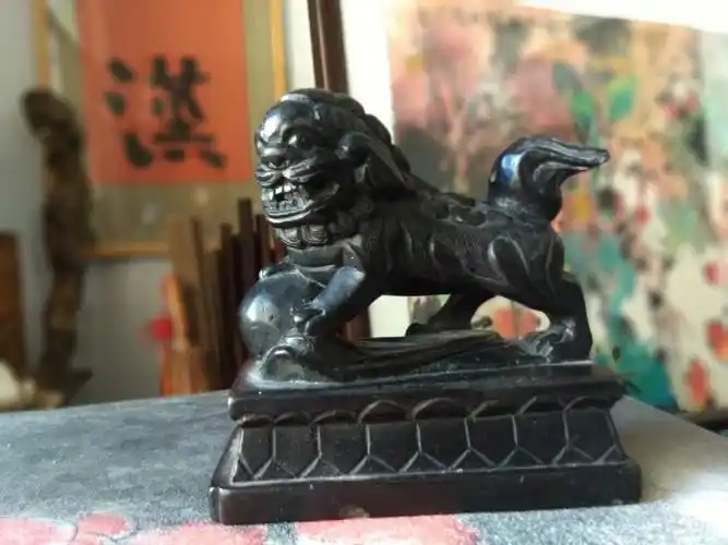 文房老煤精石雕刻狮子