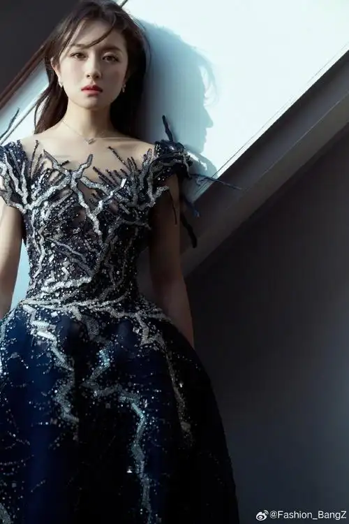 李兰迪身着 ziad naked 2023秋冬定制系列礼服,佩戴 chaumet