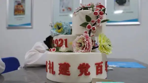 大学生做"建党百年"翻糖蛋糕:表达对国家的祝福