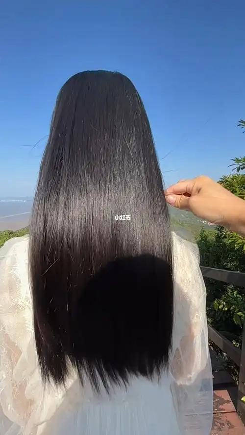 有冬天的味道了,这一年又接近了尾声……#养发护发 #长发及腰 #背影