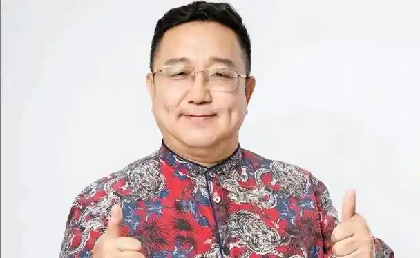 句号的故事向我们展示了一个普通人如何通过努力和坚持,从一个喜剧