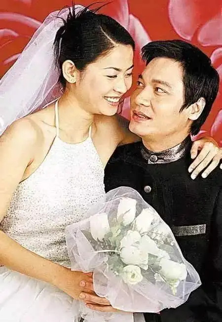 方敏仪私下曾跟好友抱怨,罗嘉良每次拍戏都与对手黏上,从宣萱