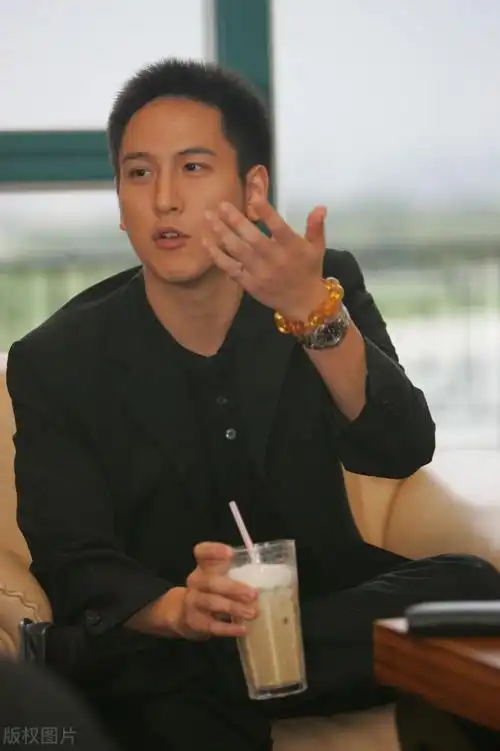 虽然出生就已在终点,汤珈铖还自带传奇属性,他从小不爱和人打交道不爱