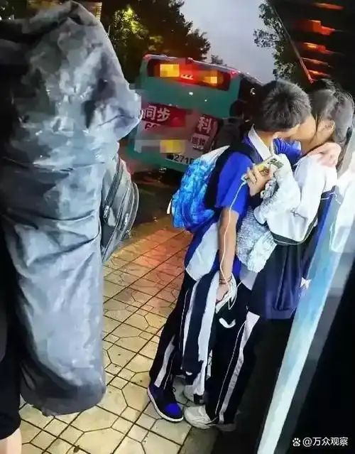 在当今社会,早恋现象呈现出越来越低龄化的趋势,引起了广泛的关注和