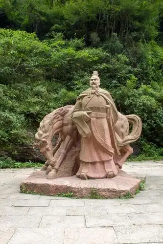 刘备前期到处投奔人,为什么到哪谁都很受尊重?对比吕布曹操