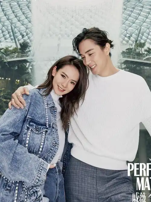 戚薇李承铉情人节写真,穿情侣装秀恩爱,太甜蜜了!