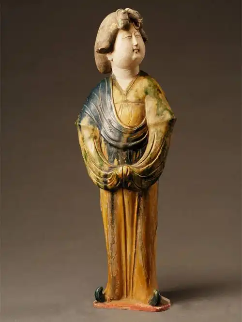 陕西历史博物馆藏唐三彩女立俑从秦俑清一色的单眼皮,到偶而出现双