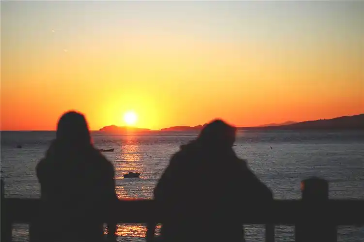海边看夕阳的情侣