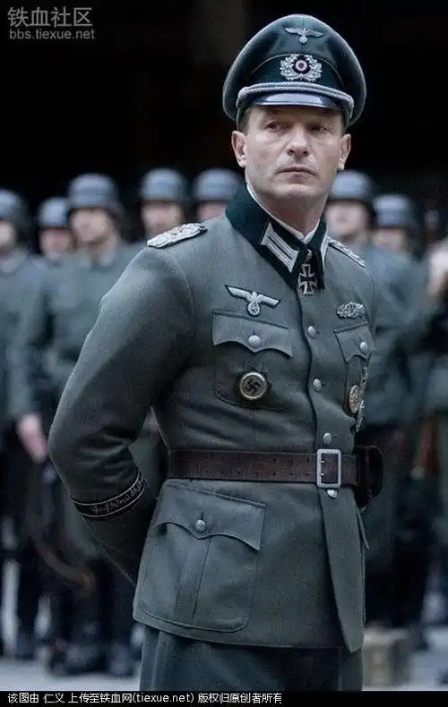 谁能告诉我二战德国军官穿马靴发配黑袜还是白袜,最好有电影参考