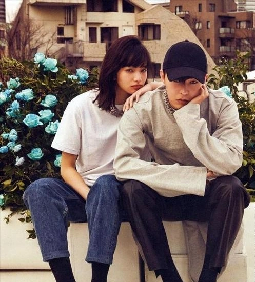 与女友别墅约会被拍,被曝秘密交往一年|权志龙|两人|约会_新浪新闻