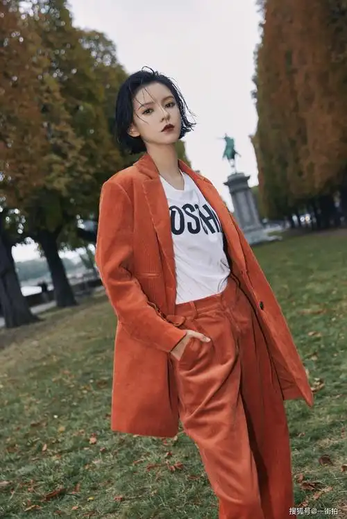 原创王思聪前女友张予曦现身机场穿风衣配3万包网友最美前女友