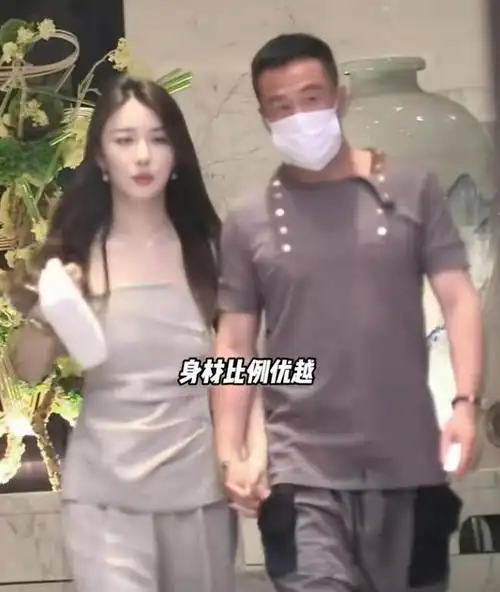 52岁杨坤恋情疑曝光!十指相扣高挑美女,前女友白雪2016年已去世