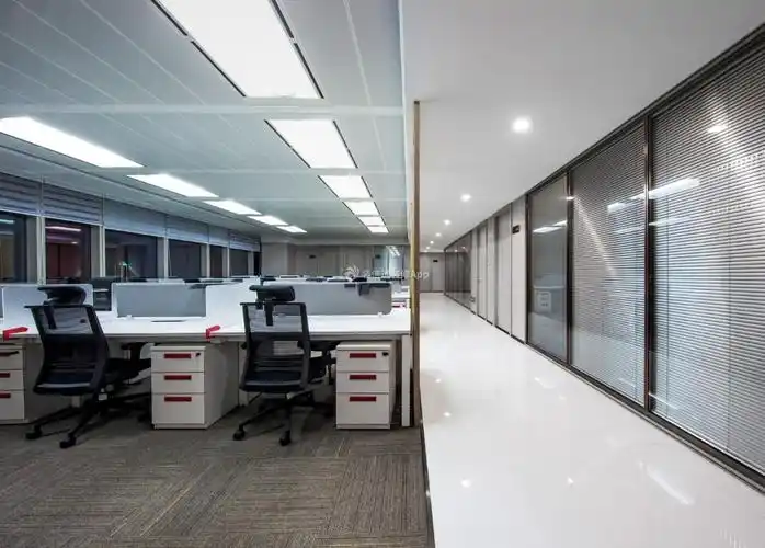 4000平米简约办公室过道设计效果图片_装信通网效果图