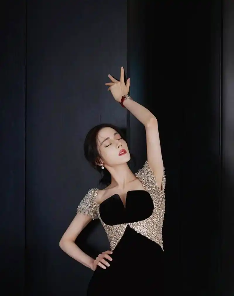 迪丽热巴穿v领秀身材!光脚踩椅子上露美腿,五官立体画大红唇