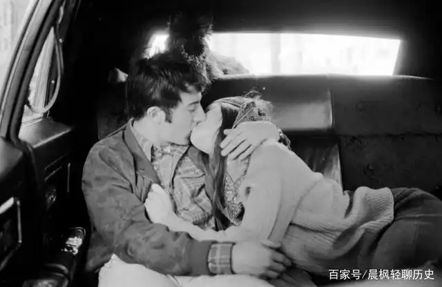 一组关于接吻的温情图片;战前的吻别