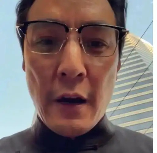 其实,吴彦祖一家三口也来了,吴彦祖的自拍并没有让他的妻子和女儿出现