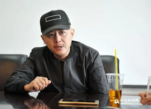 高清:大冰携新书亮相青岛 2000多人挤爆书城 - 青岛新闻网