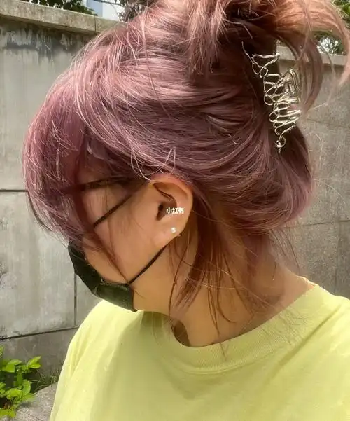 最近天气太热突发奇想就去漂头发了本来的目标发色是粉棕色但是由于我