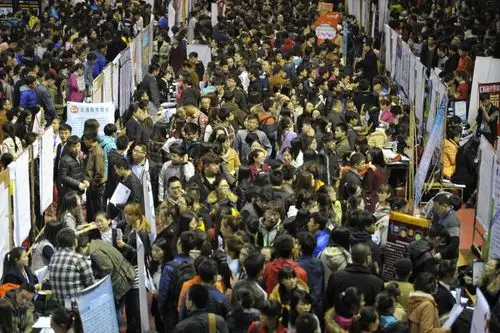 哈尔滨:高校举办招聘会 现场人潮拥挤