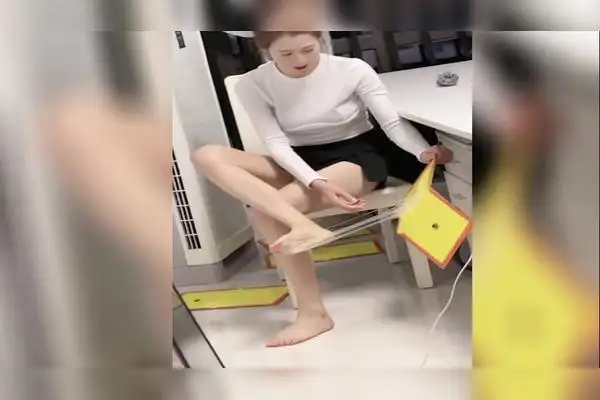 小姐姐不小心踩在粘蟑螂的胶水上看这表情就知道太粘了估计快崩溃了