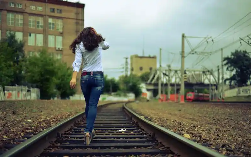 铁轨上的女孩高清桌面壁纸