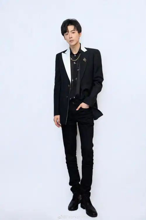 看刘宇宁最近的穿搭,不禁想感叹一声腿长真的了不起!绅士款款