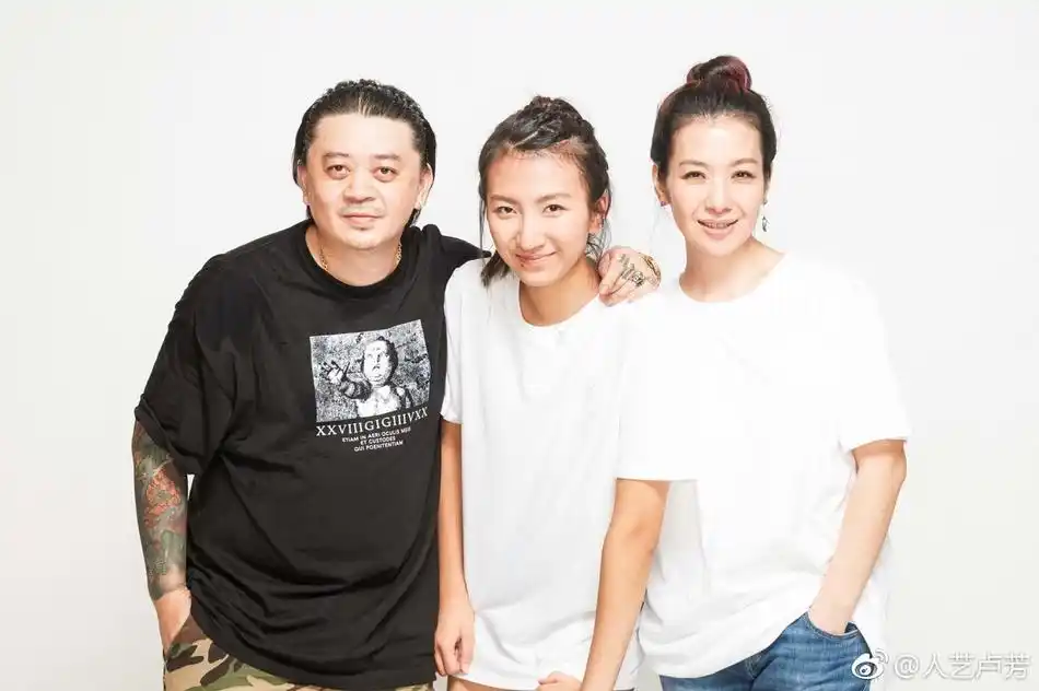 胡军娇妻晒儿子女儿温馨合照