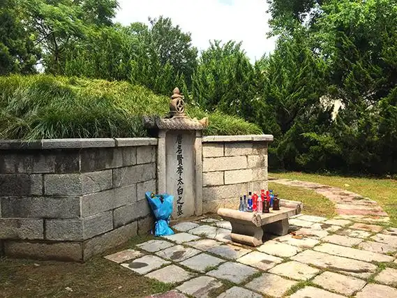 千百年来,李白的墓前大概从来都不会缺酒,诗人中能有这样待遇的,也