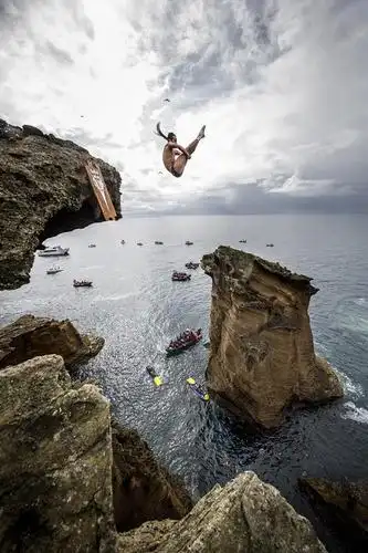 实拍惊险壮观的悬崖跳水 观众大呼过瘾(高清组图)