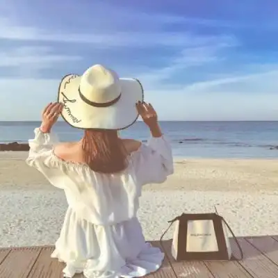 时尚经典的海边女生头像