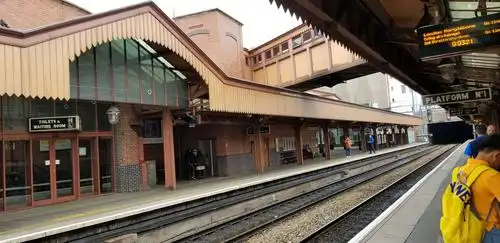 这个很小的但又是有历史的一个建筑物,火车站台只有两个,站名叫